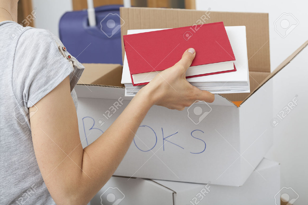 26312839-Chica-organizar-diferentes-tipos-de-libros-en-cajas-descriptos-Foto-de-archivo